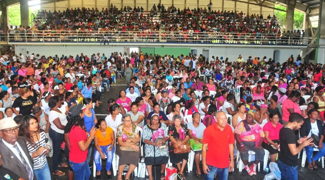 Alcaldía de Santo Domingo Este agasaja a miles de mujeres por el Día de las Madres