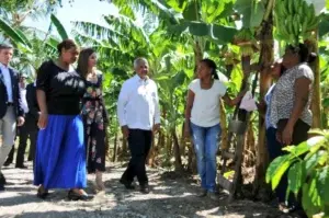 La reina Letizia visita productora de banano orgánico en Azua