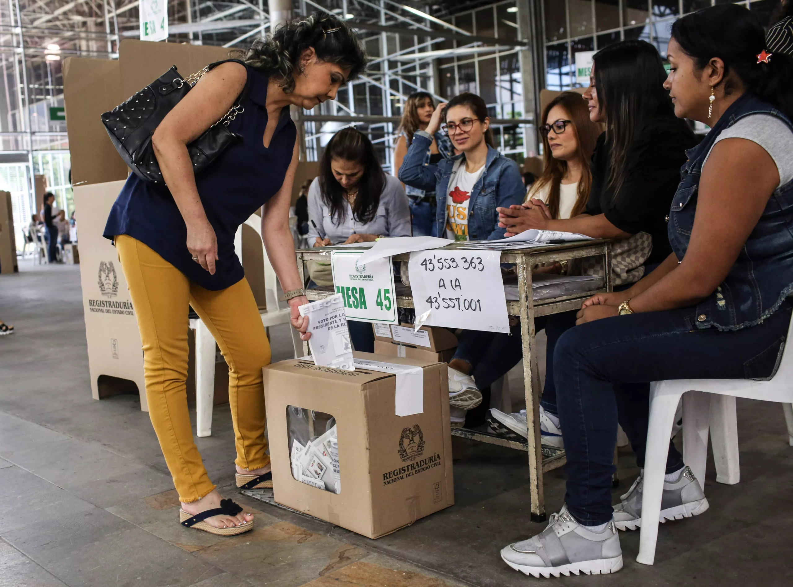 Policía reporta “total normalidad” en primeras horas de comicios en Colombia