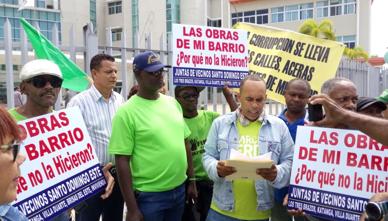 Comunitarios exigen obras y transparencia a la alcaldía de Santo Domingo Este