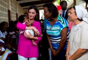 La Reina Letizia pone cara a la cooperación en el barrio más pobre de Haití