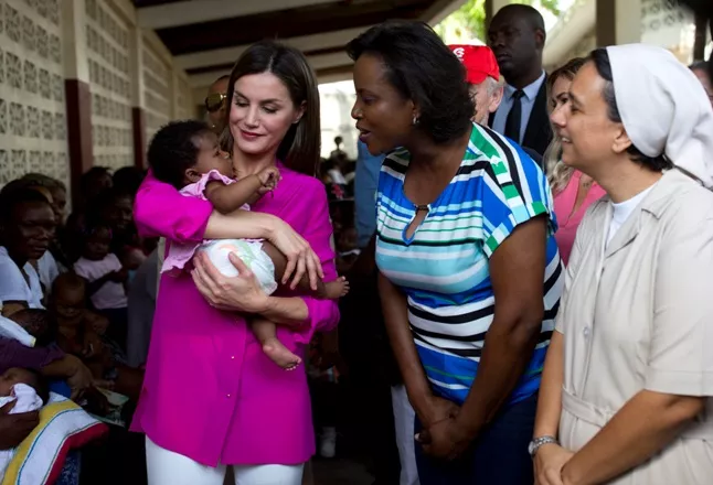 La Reina Letizia pone cara a la cooperación en el barrio más pobre de Haití