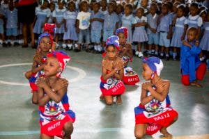 Niños haitianos reciben a Letizia con cantos en español