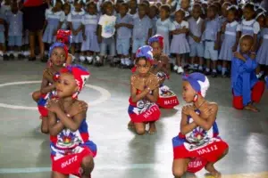 Niños haitianos reciben a Letizia con cantos en español