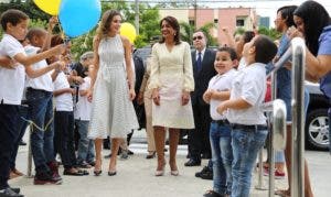 La Reina Letizia visita el CAID junto a la primera dama Cándida Montilla