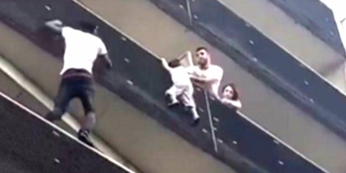 La hazaña del «Hombre Araña» de París, el inmigrante que trepó un edificio para salvar a un niño