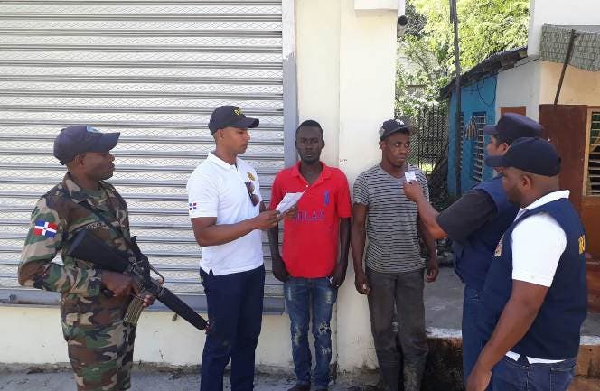 Migración detiene 83 haitianos y tres venezolanos durante operativos en Monseñor Nouel