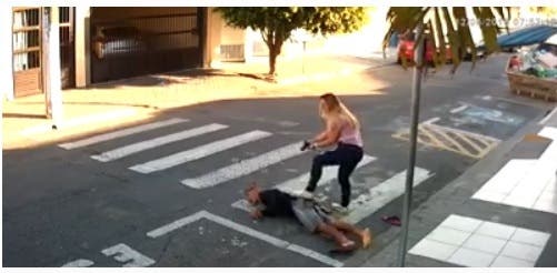 Mujer policía mata a un hombre que intentó asaltar a un grupo en fiesta de Día de la Madre en Brasil