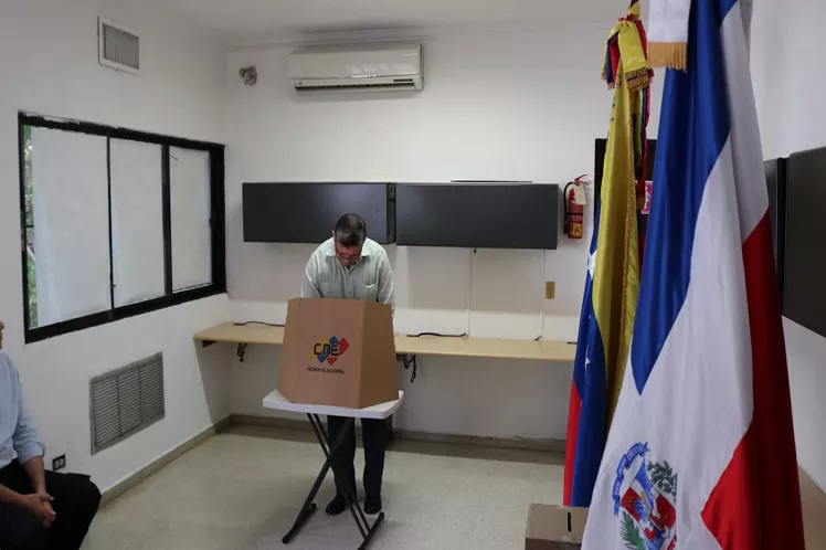 Venezolanos votan desde República Dominicana en elecciones presidenciales