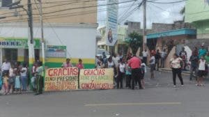 Residentes en Sabana Perdida saludan la nueva obra.