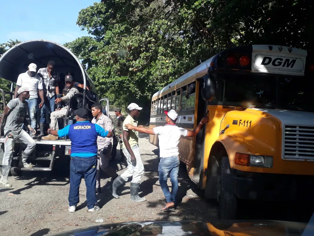 Migración detiene cientos de extranjeros en Puerto Plata; decomisa armas