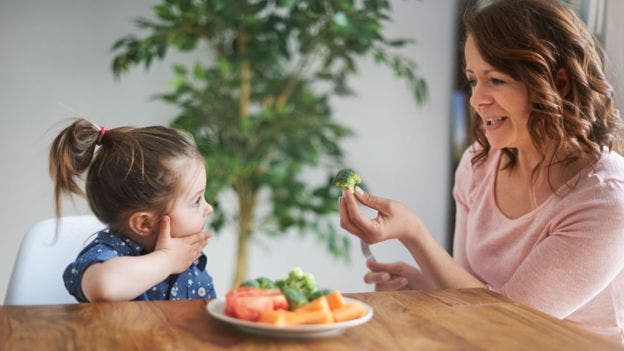 Cinco consejos para que los niños mañosos coman frutas, vegetales y otros alimentos saludables