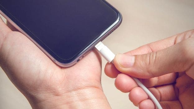 Por qué los cables baratos pueden matar tu celular al cargarlo