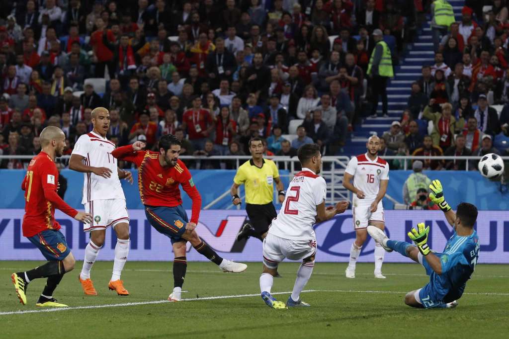 España gana su grupo a los tumbos y jugará con Rusia