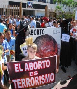 Monseñor Víctor Masalles y el experto español Benigno Blanco piden rechazar aborto