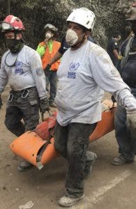  Socorristas trabajan para hallar algún sobreviviente.