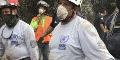 Guatemaltecos lloran a las víctimas del volcán de Fuego; van al menos 65 muertos