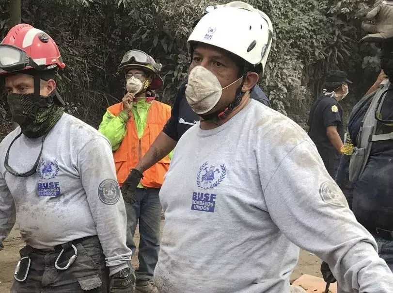 Guatemaltecos lloran a las víctimas del volcán de Fuego; van al menos 65 muertos