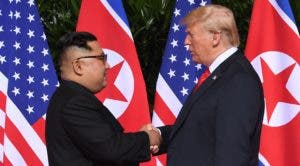 Cumbre entre Trump y Kim comienza con gesto amistoso