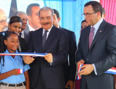 Danilo Medina inaugura una escuela y dos estancias en  Puerto Plata