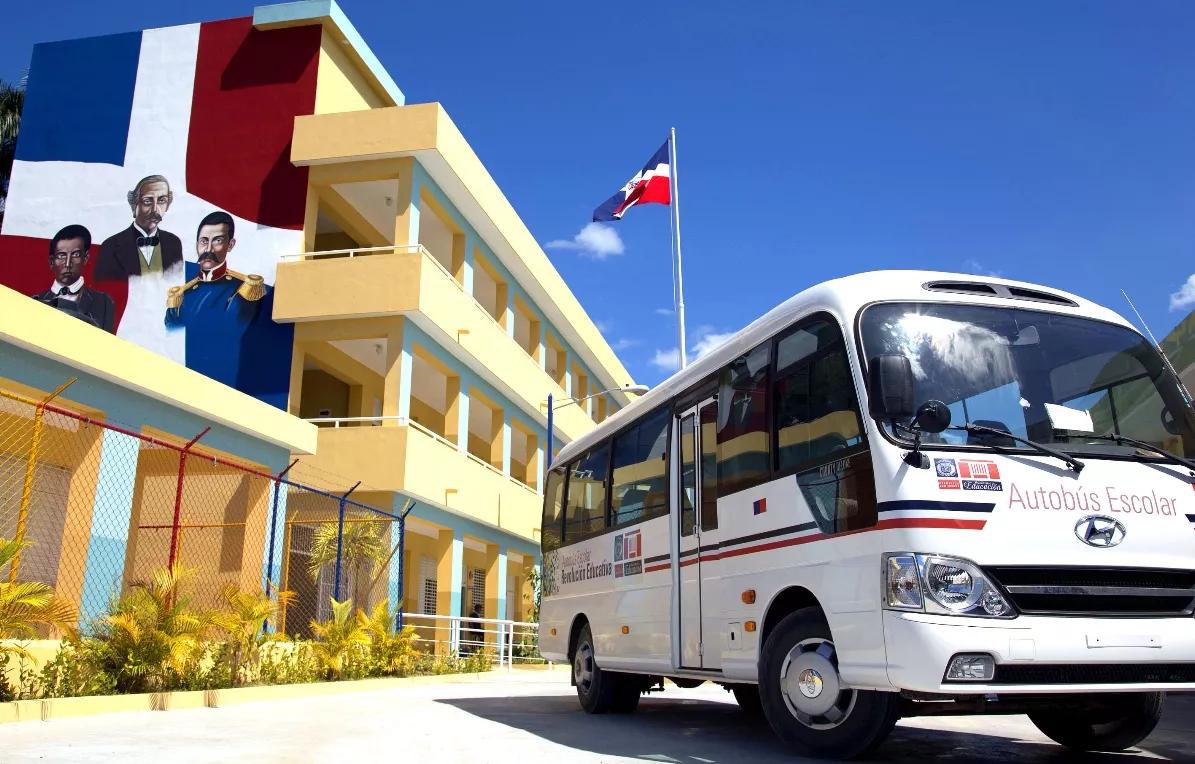 Ministerio de Educación entrega 32 autobuses a escuelas