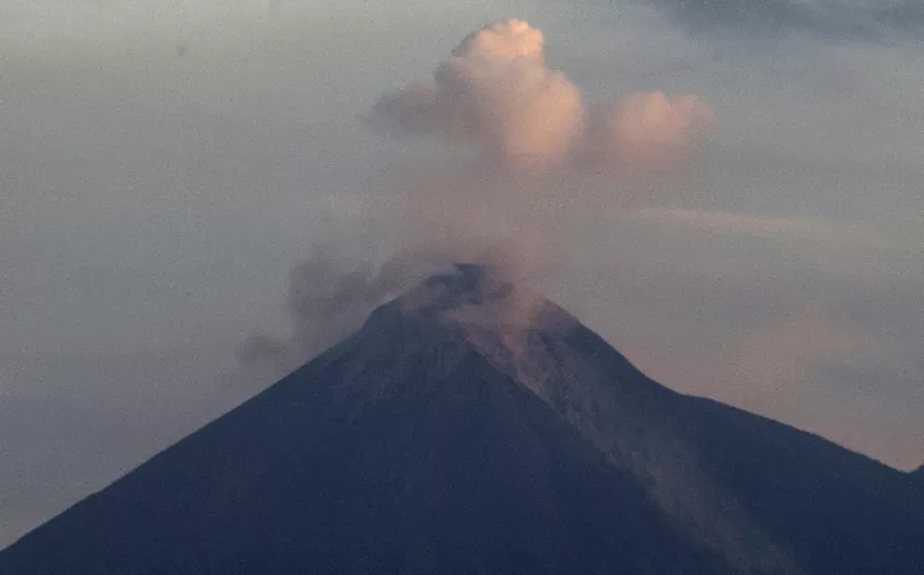 El volcán de Guatemala sigue activo