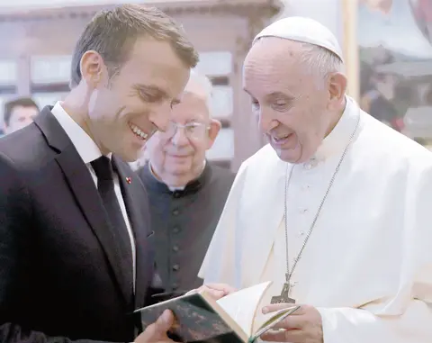 Papa y Macron se reúnen por caso migrantes