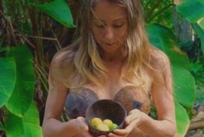 Extraño!! “Youtuber” se muda en la selva con su esposo