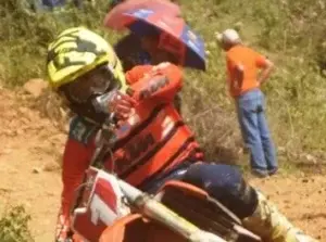 Alvarado gana en competencia de motocross