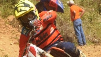 Alvarado gana en competencia de motocross