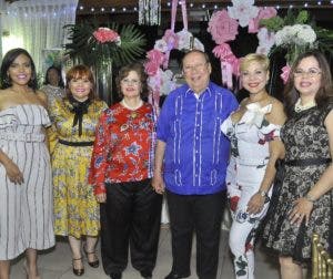 Star Products festeja la maternidad con periodistas