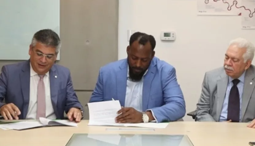 Vladimir Guerrero firma un acuerdo de colaboración con BHD