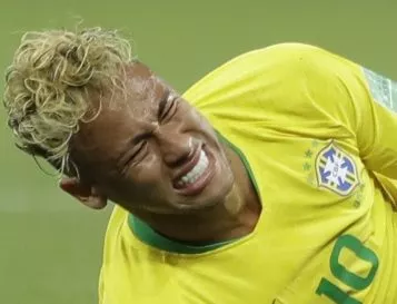 Neymar juega, pese a estar lesionado