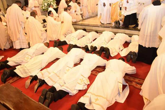 Francisco Ozoria resalta dificultades de Iglesia; ordenan 10 nuevos sacerdotes