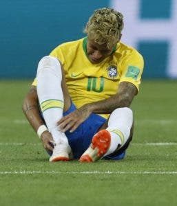 Neymar ‘fuera’  por un golpe en el tobillo derecho