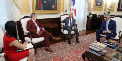 Danilo Medina recibe en su despacho al secretario del SICA, Vinicio Cerezo