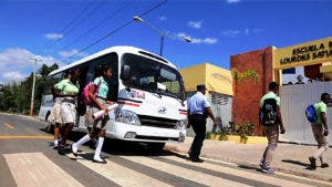 Educación entrega 32 autobuses escolares en diversos centros educativos