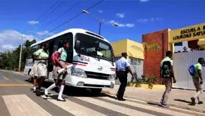 Educación entrega 32 autobuses escolares en diversos centros educativos