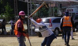 Obreros preparan lugar donde será el acto de inicio de trabajo.