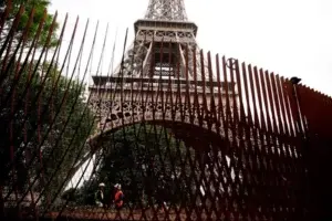 La Torre Eiffel se protege con un nuevo perímetro de hierro y vidrio