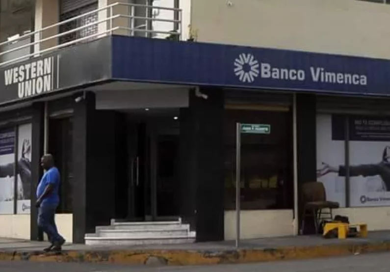 Policía sin pistas de asaltantes sucursal del banco Vimenca