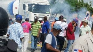 Policía reprime a extrabajadores del puerto de Haina que reclaman pago de prestaciones