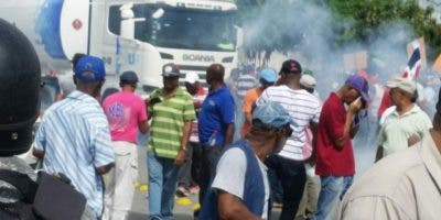 Policía reprime a extrabajadores del puerto de Haina que reclaman pago de prestaciones