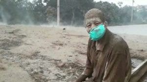 Don Concepción, totalmente cubierto por las cenizas, sentado frente a un lago de lava en el que murieron varias personas, en el municipio de Esquintla, al que pertenece la aldea de El Rodeo. BBC.