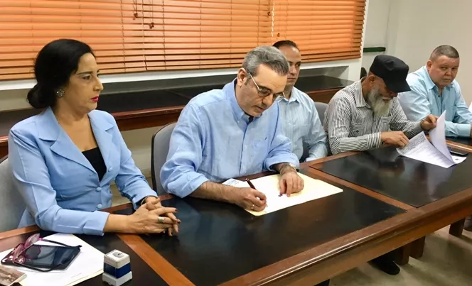 abinader-firma-recepcion-del-codigo-de-etica-del-frente-mipymes