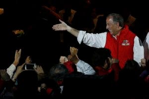 Jose Antonio Meade, del Partido Revolucionario Institucional (PRI), saluda a partidarios durante un mitin.