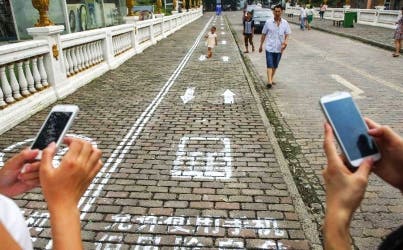 Crean un carril exclusivo para peatones que miran al móvil en China