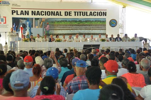 Danilo Medina entregó 839 títulos definitivos a productores y dueños de solares en Palmar de Ocoa