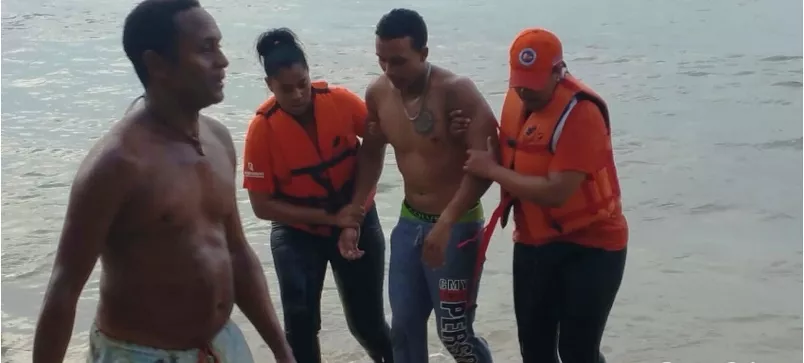 Rescatan joven borracho que trató de suicidarse lanzándose al mar