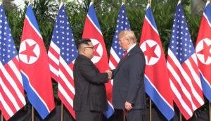 La cumbre entre Trump y Kim comienza con un apretón de manos